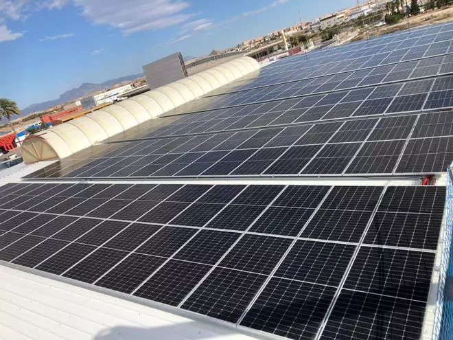 Mercalicante estrena una planta solar fotovoltaica que evitará la emisión de 88 toneladas de CO2 al año