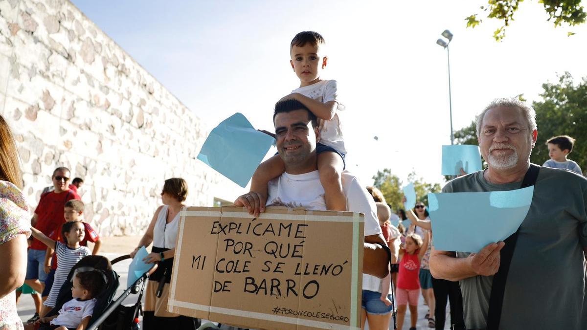 Un padre y su hijo, alumno del CEIP María Zambrano, durante la marcha en protesta por la ubicación del CEIP María Zambrano en el cauce del Barranco de la Muerte.