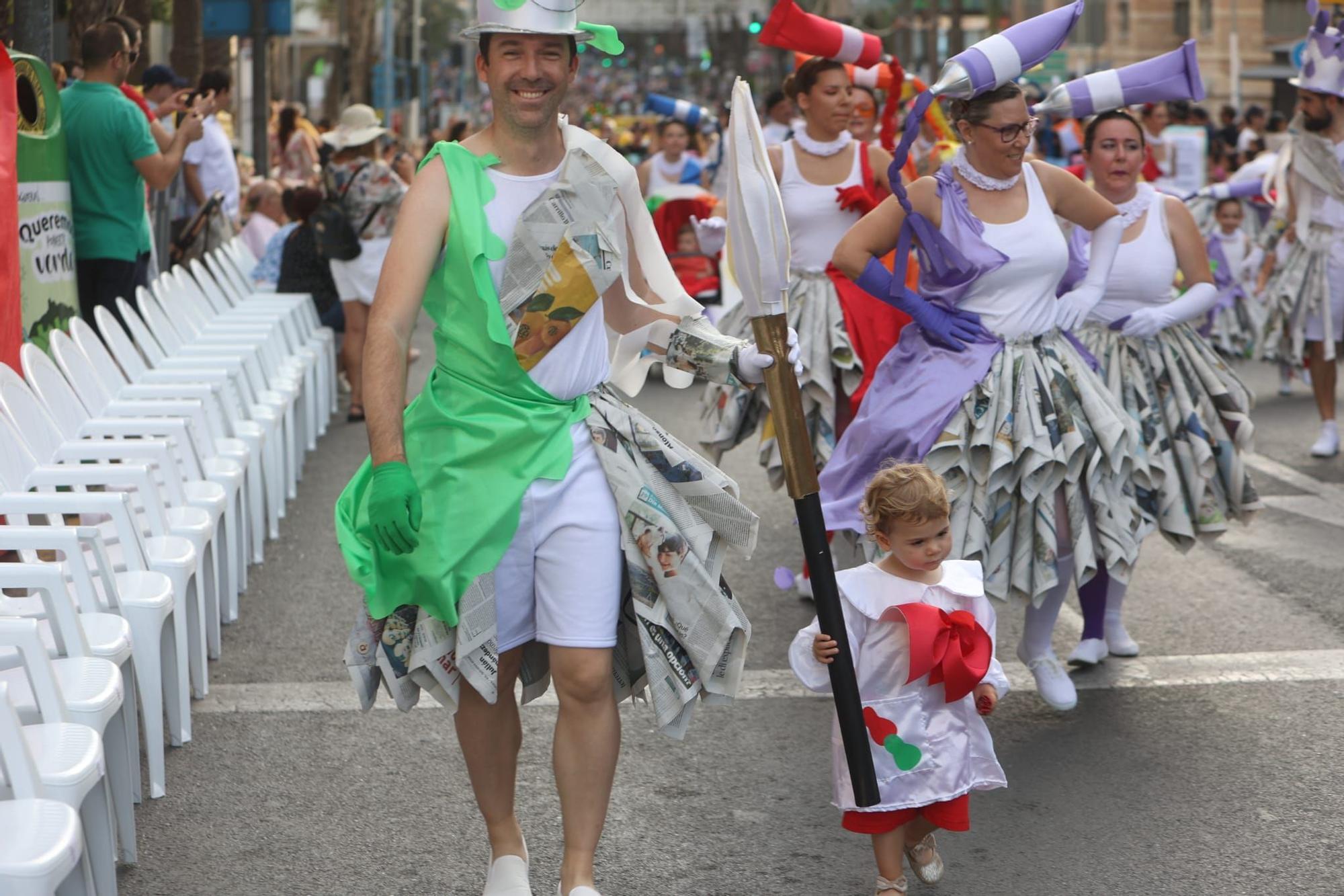 Las 89 hogueras y 20 barracas inundan las calles de Alicante con el tradicional desfile del Ninot