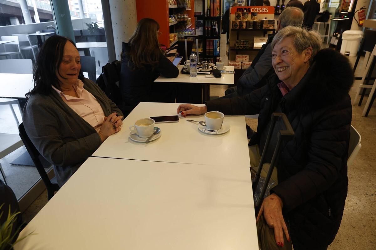 Incertidumbre y reorganización entre los viajeros por la huelga de maquinistas en la estación de Gijón (en imágenes)