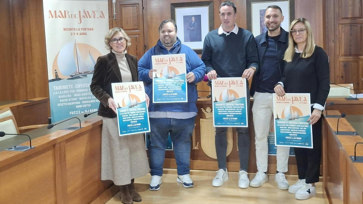 La alcaldesa, los organizadores de Mar de Jávea y la concejala Mavi Pérez