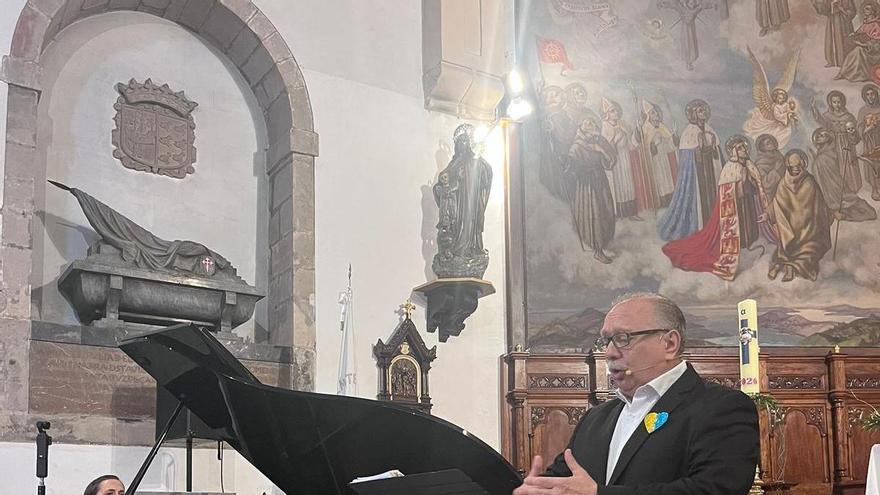 El tenor avilesino Emilio Menéndez llena de emoción la iglesia de San Antonio de Padua con un concierto dedicado a las madres