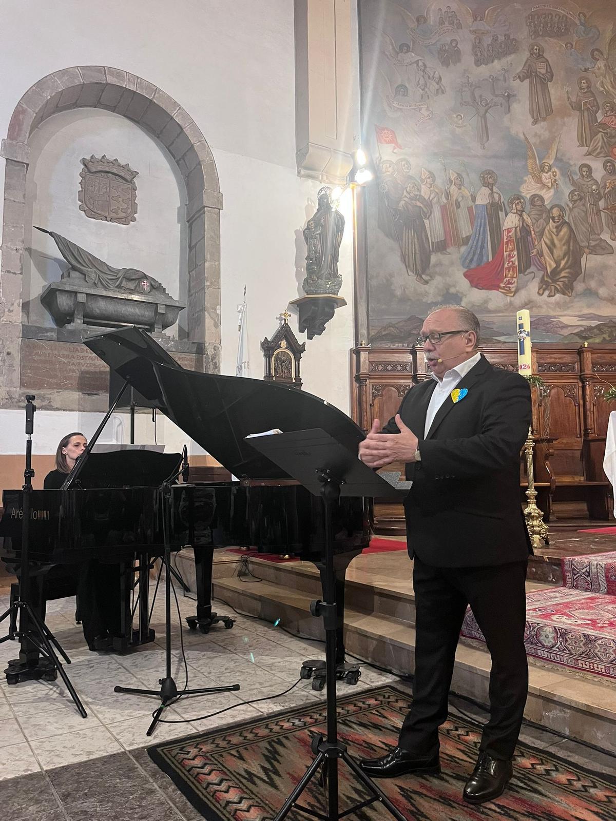 Emilio Menéndez y Lisa Tomchunck en un momento del concierto en la iglesia de San Antonio de Padua.