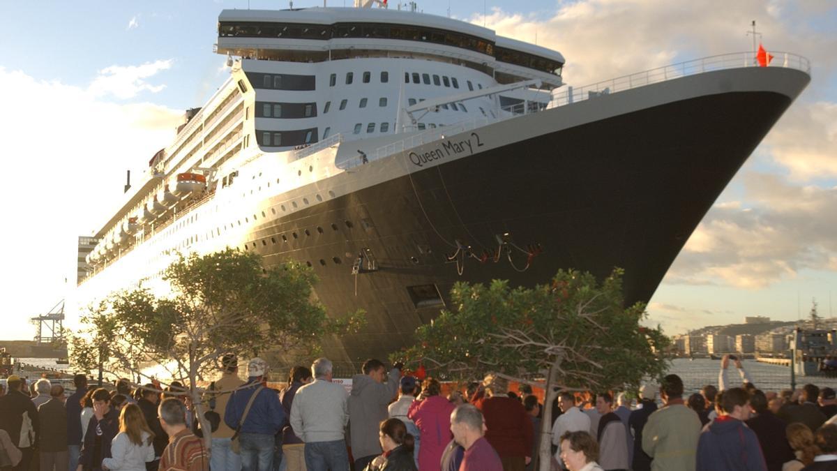 La increíble bienvenida al Queen Mary II en Las Palmas de Gran Canaria hace 20 años
