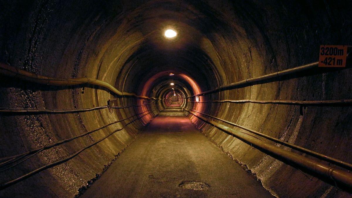 El Laboratorio de rocas duras de Äspö, donde se estudió la &quot;biosfera profunda&quot;, es un extenso sistema de túneles cerca de Oskarshamn, Suecia, que alcanza casi 500 metros de profundidad.
