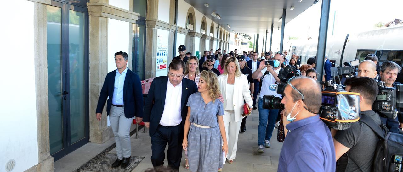 Autoridades, el día de las pruebas del tren rápido, en la estación de Plasencia.