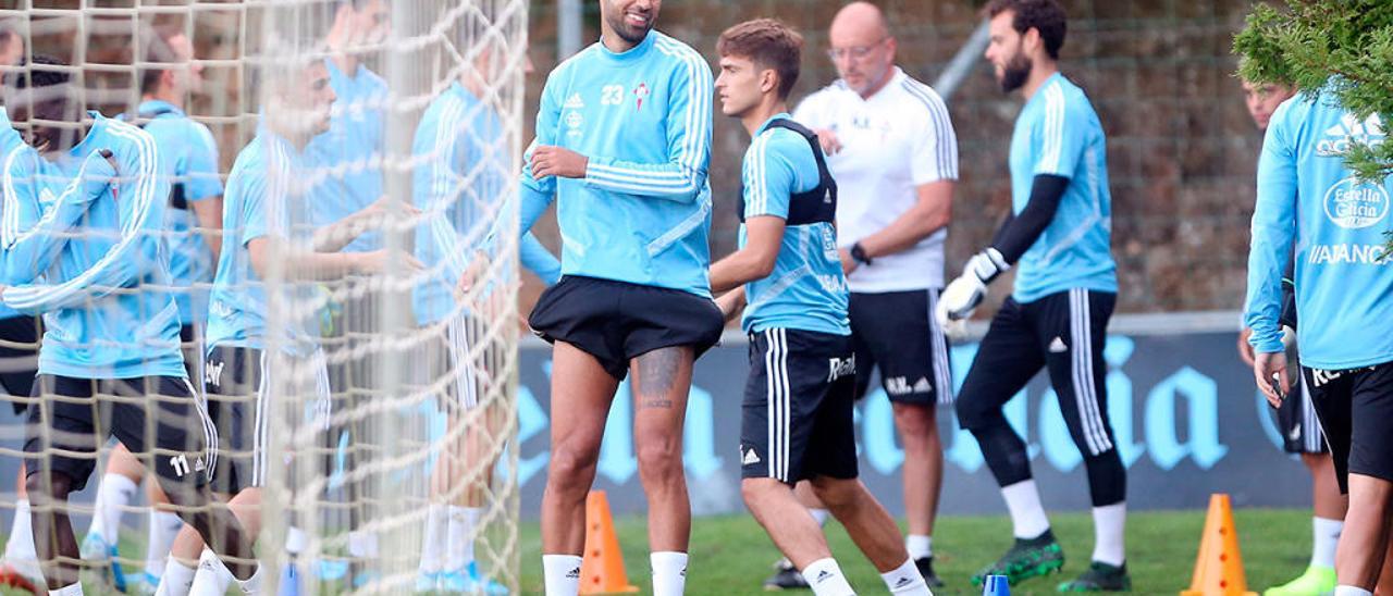 Brais Méndez, sonriente,  en el entrenamiento  de A Madroa. // Marta G. Brea