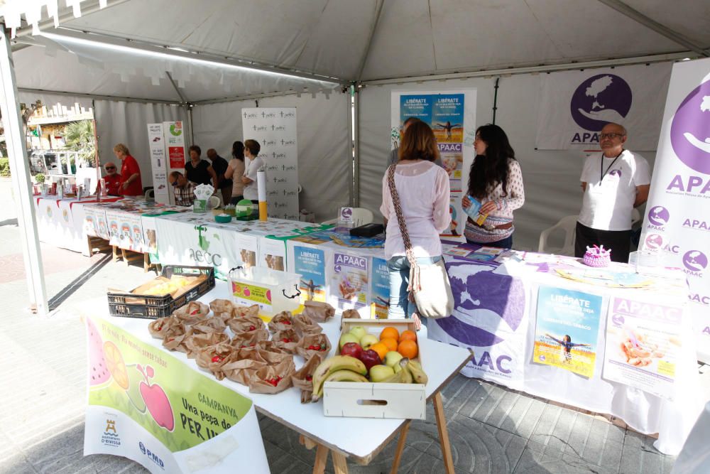 Las asociaciones contra el cáncer de Ibiza informan juntas en Vara de Rey en la campaña del Día Mundial Sin Tabaco.
