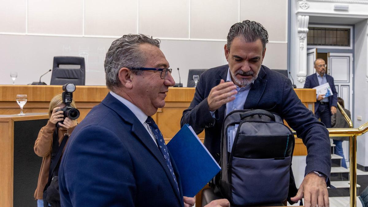 El presidente de la Diputación de Alicante, Toni Pérez, y el portavoz del PSOE, Vicente Arques, en un pleno reciente