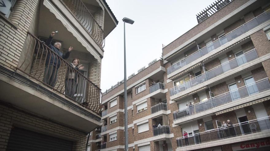 Veïns de Manresa animen a la gent amb música i festa