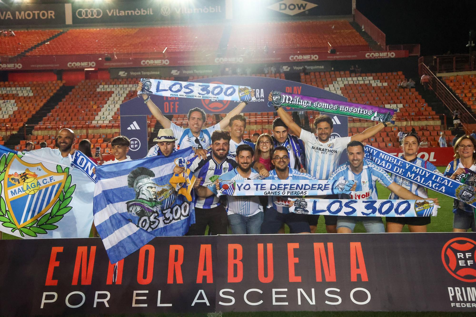 Los más de 500 aficionados del Málaga CF que estuvieron en el Nou Congost celebraron con los jugadores el épico ascenso a Segunda tras el final del partido