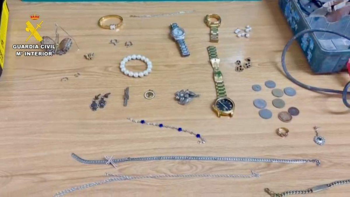 Botín recuperado por la Guardia Civil del robo en una vivienda.