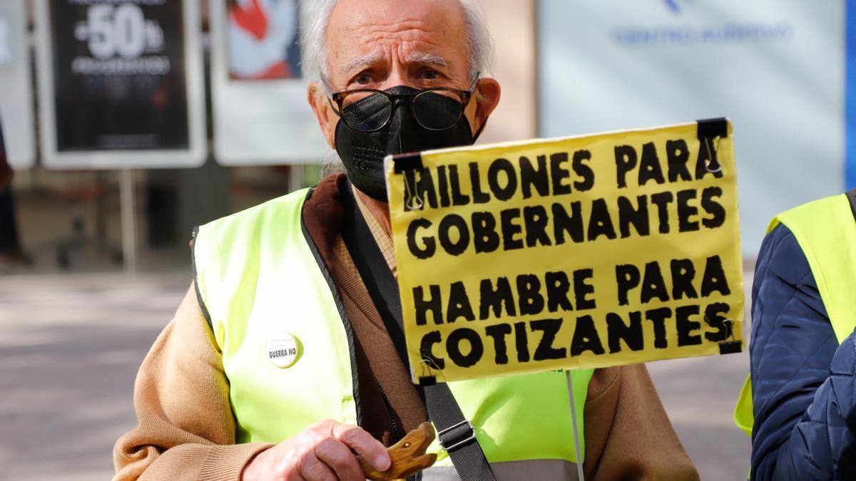 Un pensionista, durante una movilización para defender el sistema público de pensiones en Córdoba.