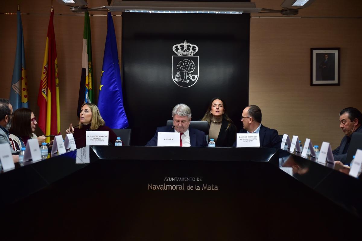 Reunión de la delegación de eurodiputados con autoridades regionales y locales en el Ayuntamiento de Navalmoral de la Mata.