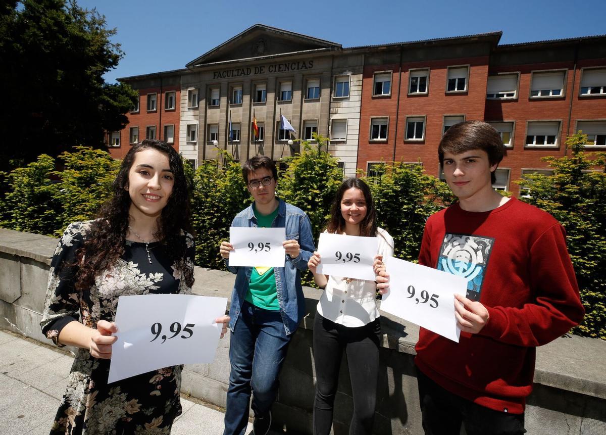IZ A DR; SOFIA RECUERO GUERRA, GUILLERMO MERA ALVAREZ, MANUEL IGLESIAS ALONSO Y LUCIA ALVAREZ MUÑIZ. EXAMEN. SELECTIVIDAD. PAU. EBAU. ESTUDIANTES CON LAS MEJORES NOTAS EN ASTURIAS