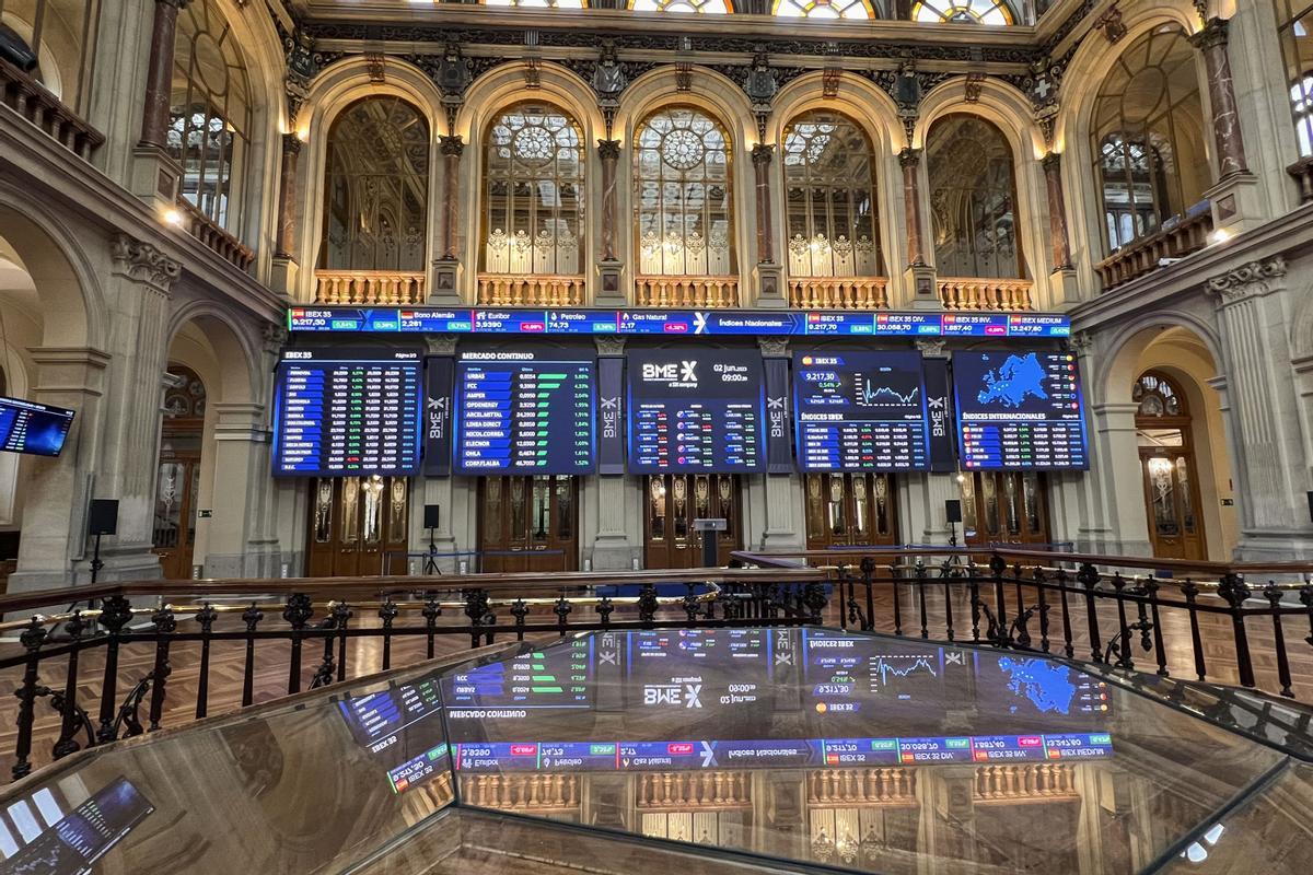 MADRID, 02/06/2023.- La Bolsa española ha abierto este viernes con ganancias del 0,55 % y ha recuperado los 9.200 puntos, después de que el Senado de Estados Unidos haya aprobado el acuerdo para subir el techo de deuda, evitando así que el país entre en suspensión de pagos. EFE/ Altea Tejido