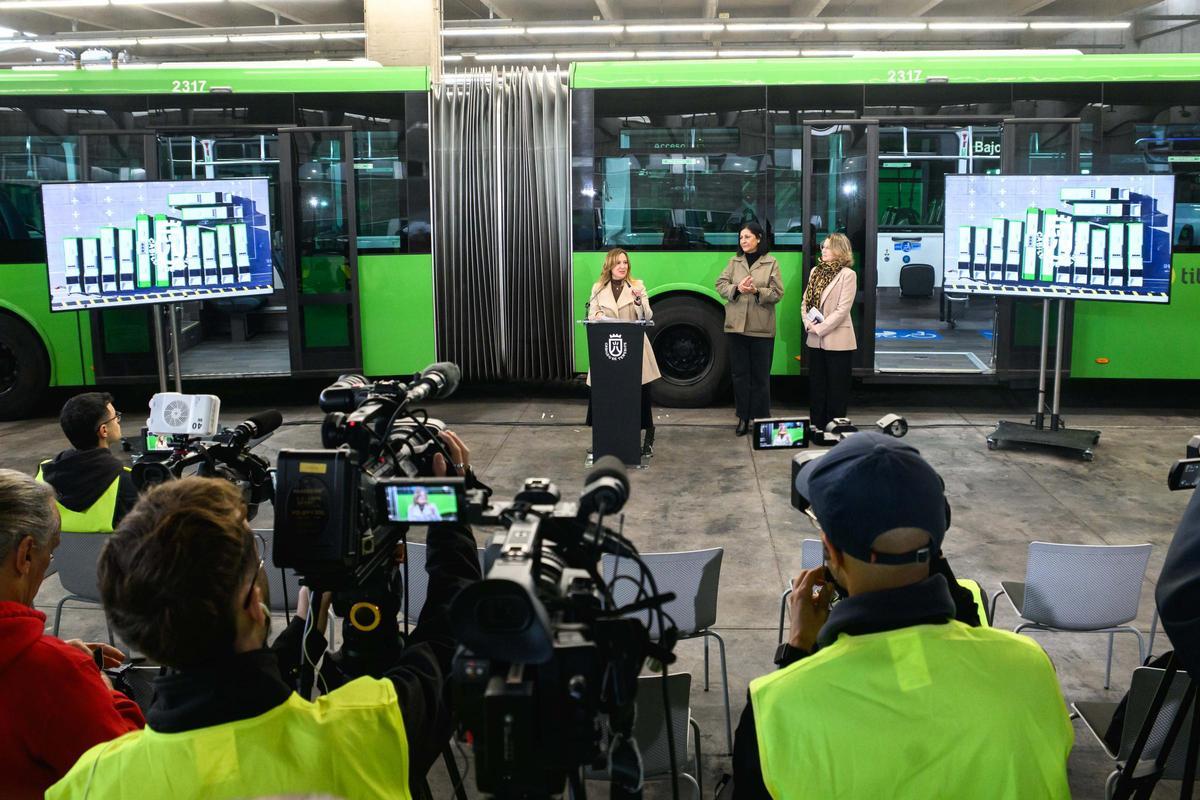 Un momento de la rueda de prensa en las cocheras y talleres de Titsa de Cuevas Blancas