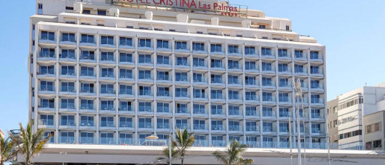 Vista del hotel Cristina desde la arena de la playa de Las Canteras, en Las Palmas de Gran Canaria.