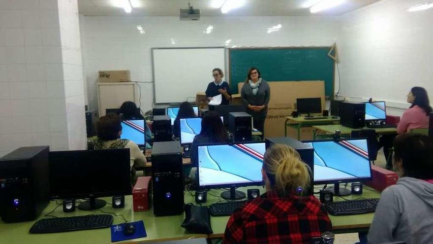 Participantes en el taller de búsqueda de empleo en el Aula de Informática del colegio Telleiro. // FdV