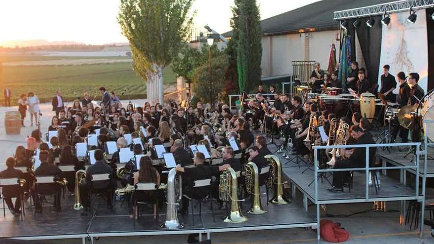 La Asociación Jumillana de Amigos de la Música y la Agrupación Julián Santos unieron sus fuerzas.