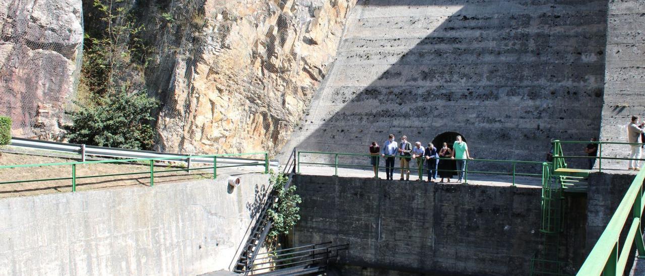 Visita a la presa de Rioseco de representantes del Principado, Ayuntamiento de Sobrescobio y EDP. | L. M. D.