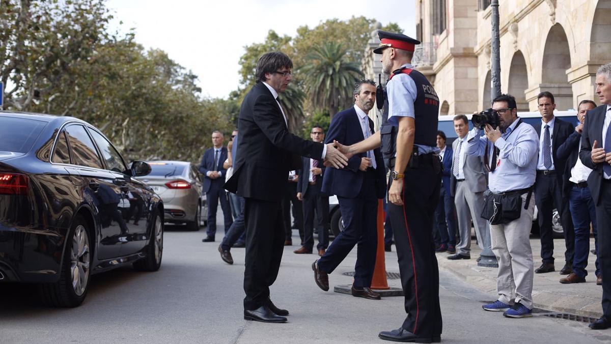 Puigdemont arriba al Parlament.