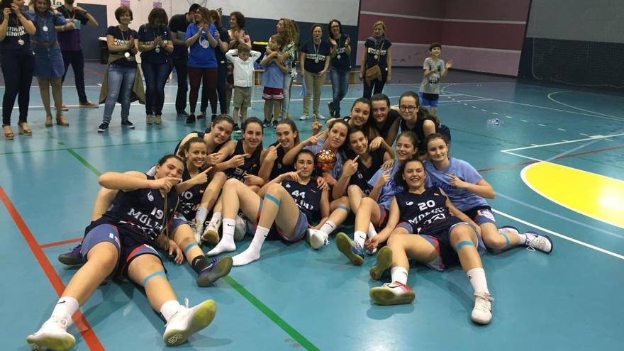 Las chicas del Molina Basket celebran su éxito en Mazarrón.