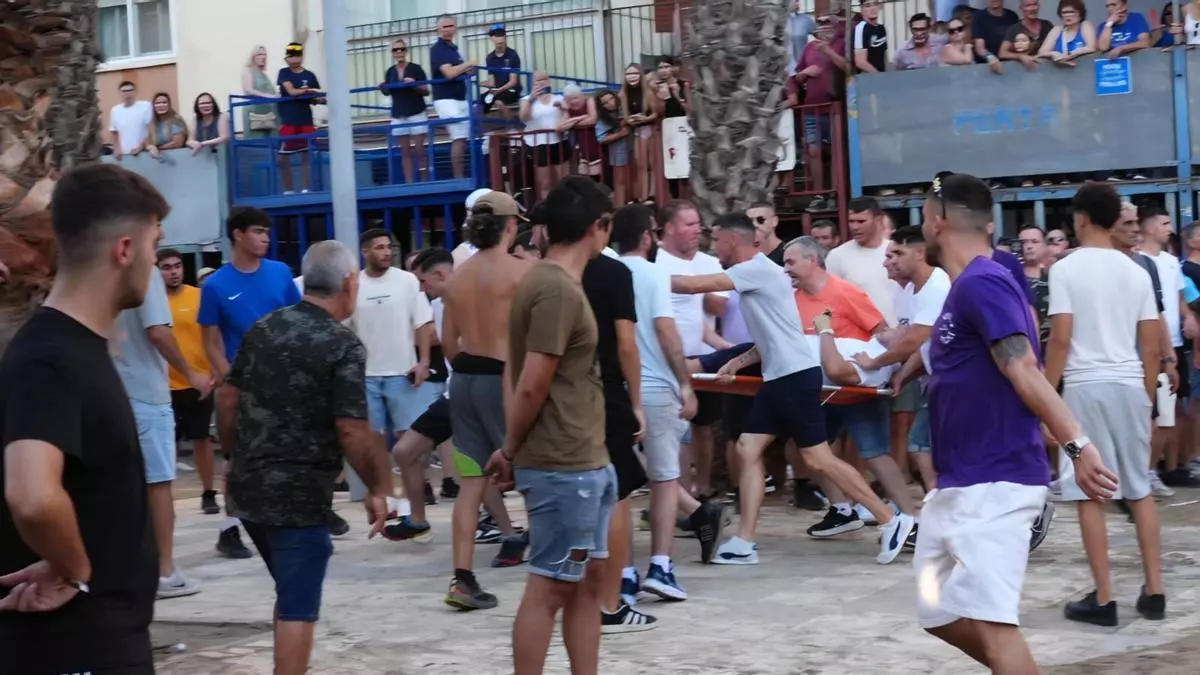 Cogida en el 'bou al carrer' del Grau: susto para un aficionado de 52 años