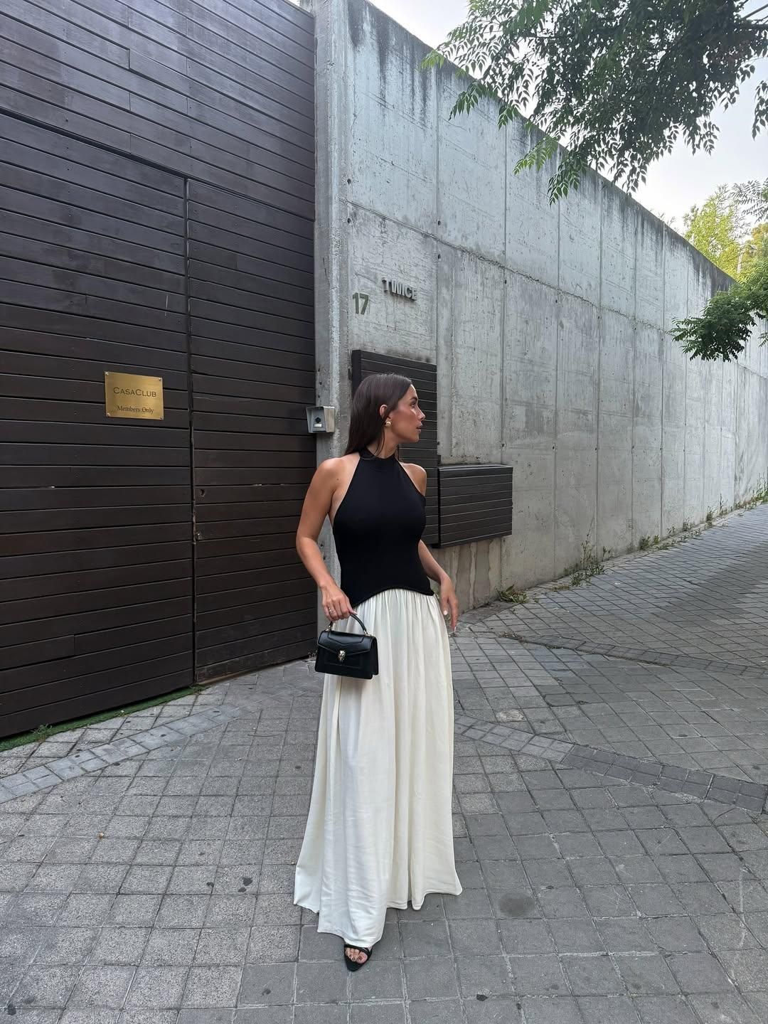 María Pombo con un vestido de escote halter