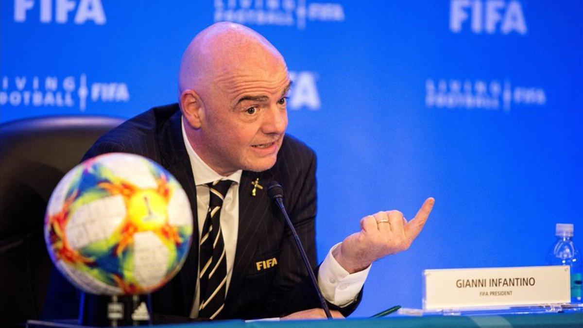El presidente de la FIFA, Gianni Infantino, participa en una rueda de prensa en el Consejo de la FIFA