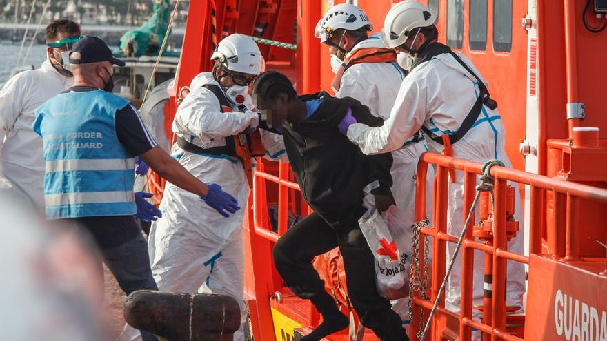 Rescatan un cayuco con nueve personas a bordo en aguas próximas a Maspalomas