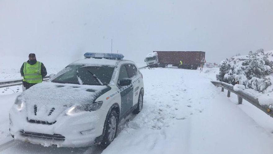 La nieve y la lluvia complican el tráfico en 42 carreteras aragonesas