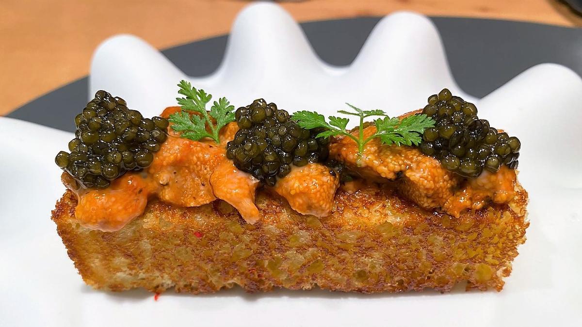 'Brioche' con erizo y caviar de La Taverna del Clínic.