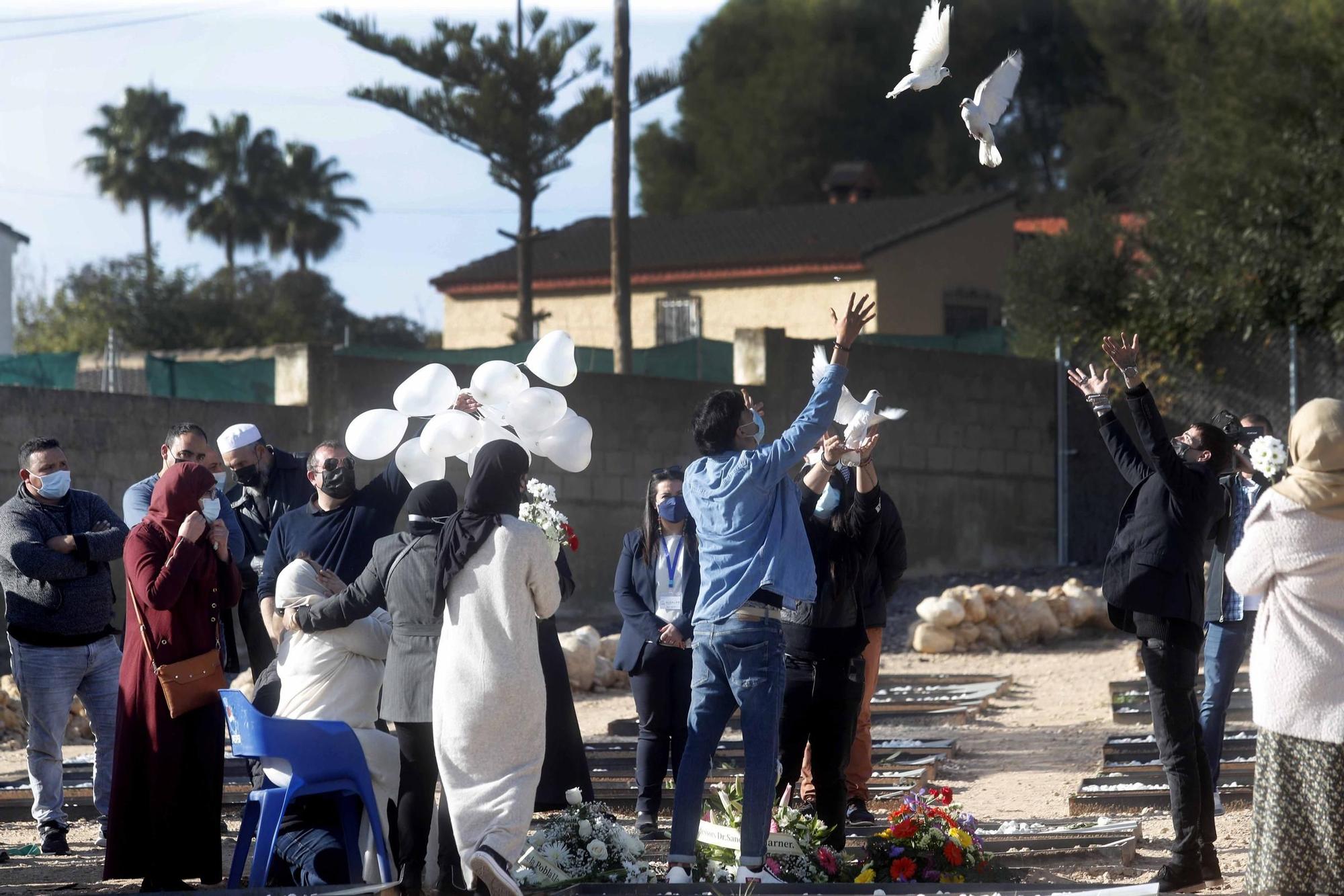 Entierro de Wafaa Sebbah en el cementerio Jardín Muslmán de València