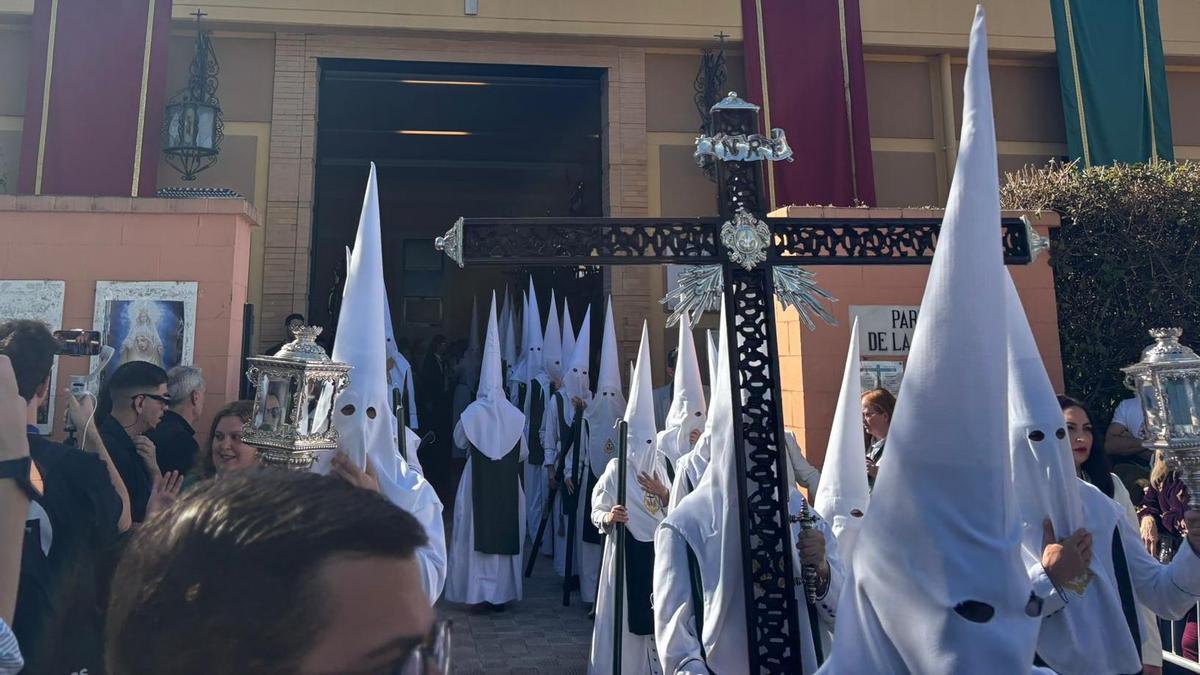 Vídeo | Una gaita recibe al Señor de la Esperanza ante el Centro Asturiano de Ciudad Jardín
