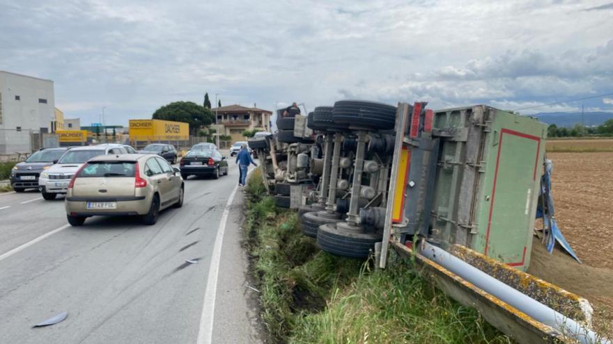 Un camió queda mig bolcat a la GIV-5332 a Bescanó i obliga a tallar la via