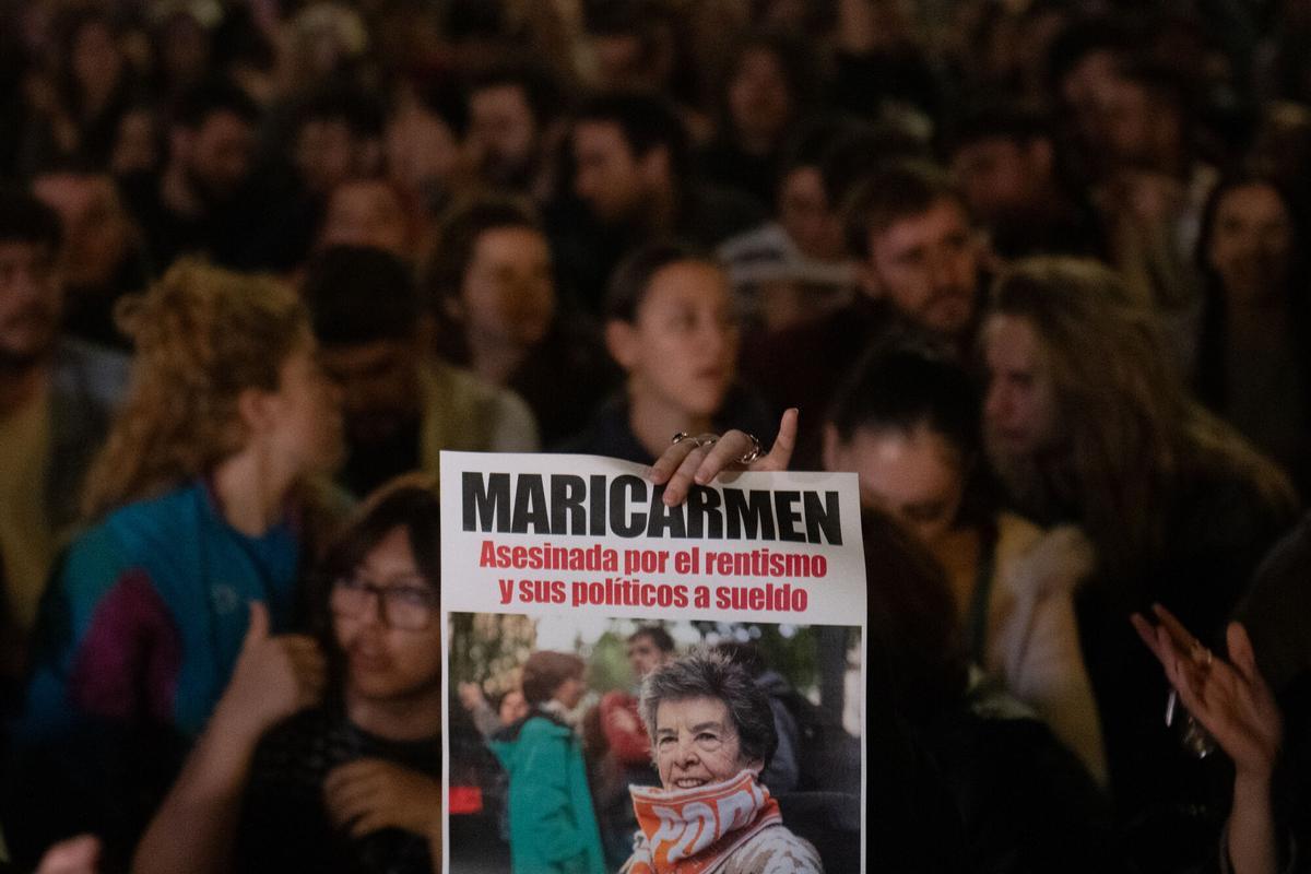 Decenas de personas protestan por Maricarmen, frente al Congreso de los Diputados, a 7 de octubre de 2026, en Madrid (España). Maricamen Abascal, convertida en símbolo de la lucha por la vivienda que ha derivado en la acampada de la Puerta del Sol tras ser desahuciada de la casa en Retiro en la que había vivido durante 70 años, ha muerto este miércoles, según ha confirmado el Sindicato de Inquilinas. La mujer estaba ingresada en el hospital Gregorio Marañón desde el pasado día 23 de septiembre. Ese día la mujer fue sacada en camilla de su casa ubicada en la calle Alcalde Sainz de Baranda tras ejecutarse la orden de lanzamiento y pese a la protesta de decenas de activistas y trasladada al centro hospitalario madrileño por su delicado estado de salud. 07 OCTUBRE 2026;MARICARMEN;HOMENAJE;VELAS;FLORES;VIVIENDA; Fernando Sánchez / Europa Press 07/10/2026. Fernando Sánchez;
