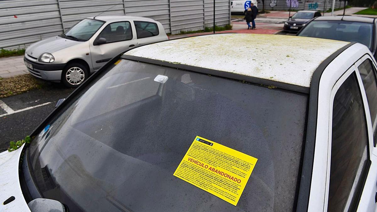 Coche abandonado en A Maestranza con un aviso municipal para su dueño. |   // CARLOS PARDELLAS