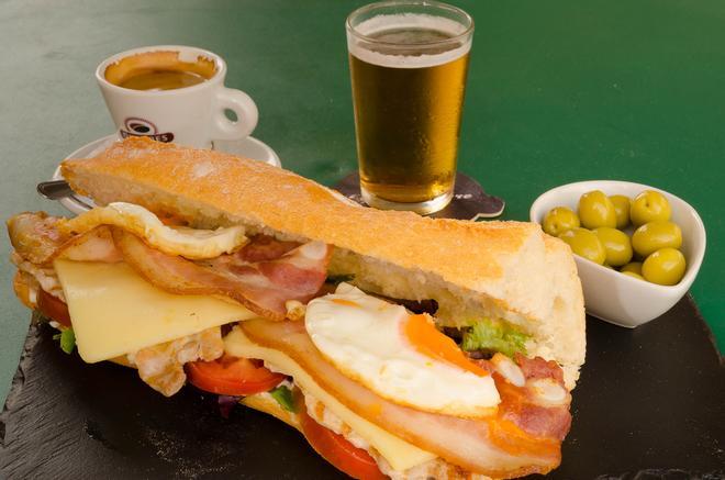 Esmorzaret valenciano bocadillo y cerveza