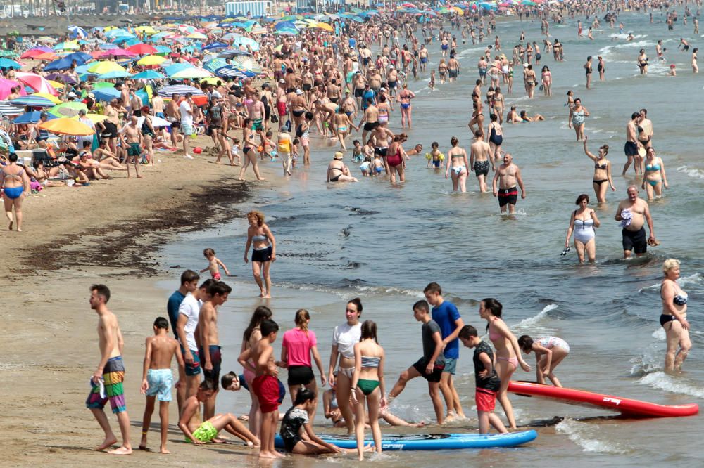 La playa del Cabanyal reabre tras su cierre por vertidos fecales