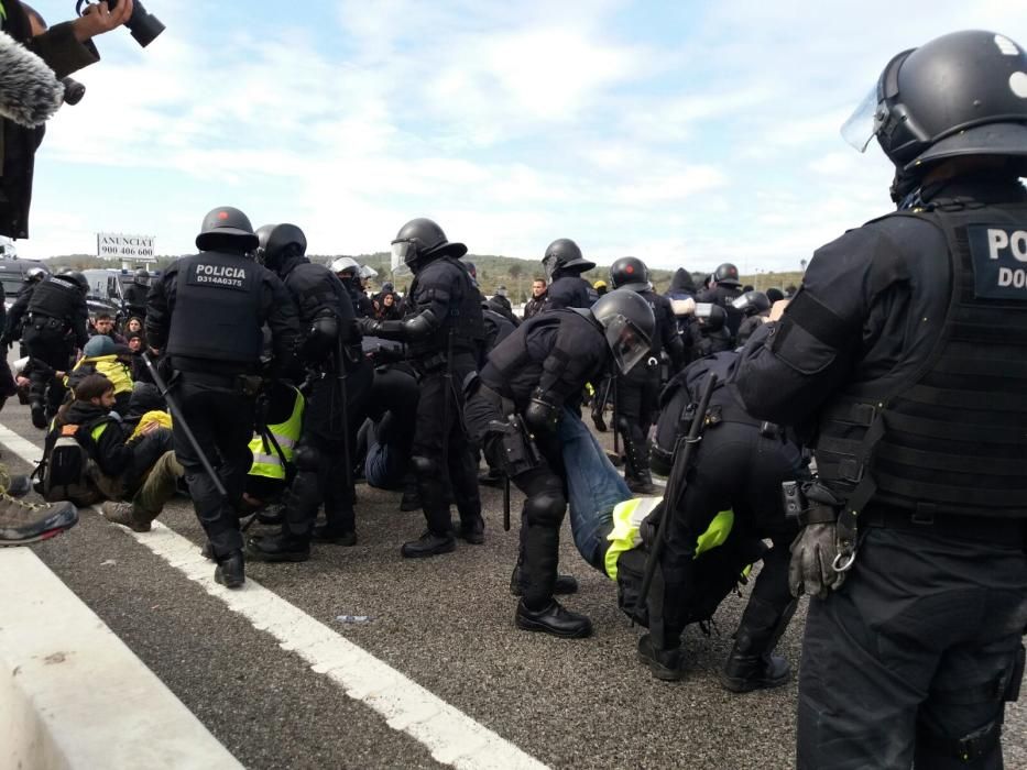 Els Mossos desallotgen els manifestants de l'AP-7