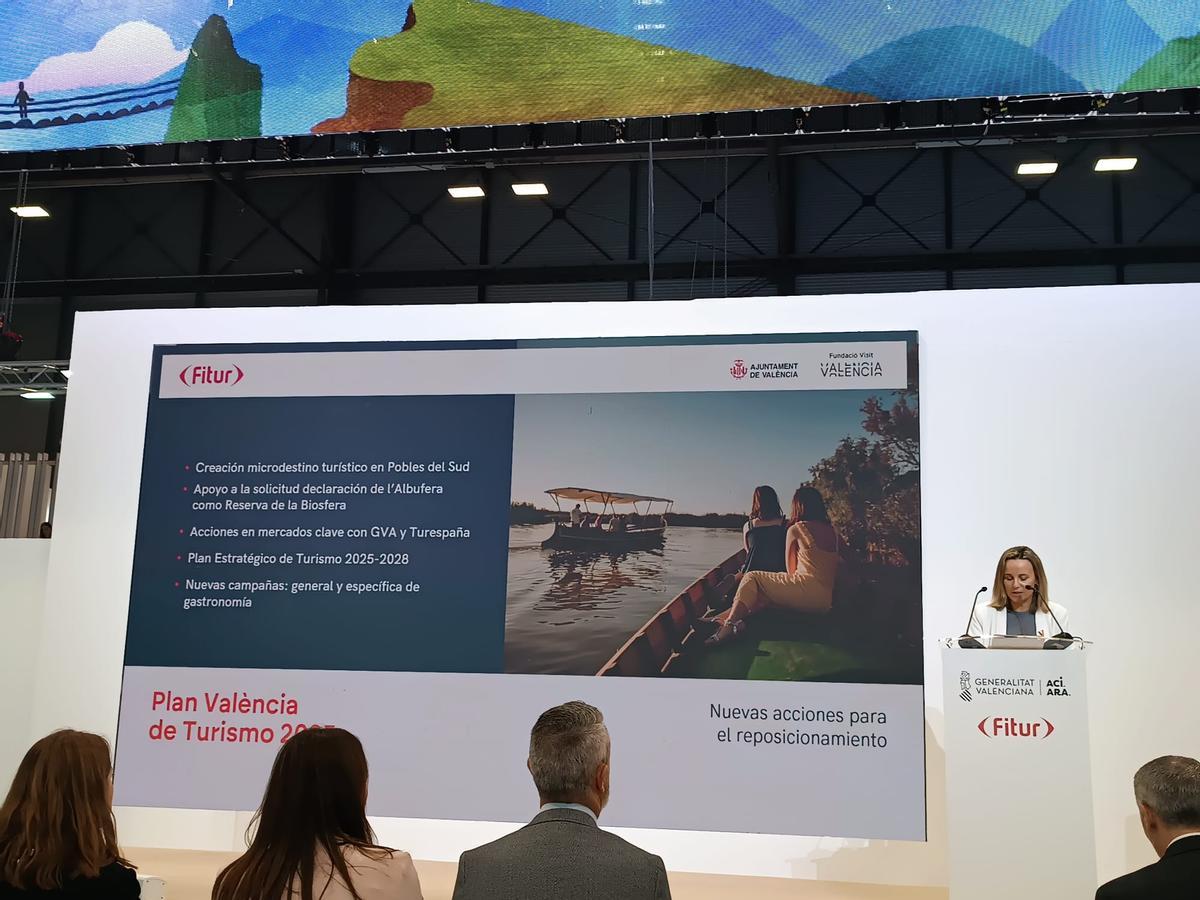 La concejala de Turismo, Paula Llobet en Fitur.