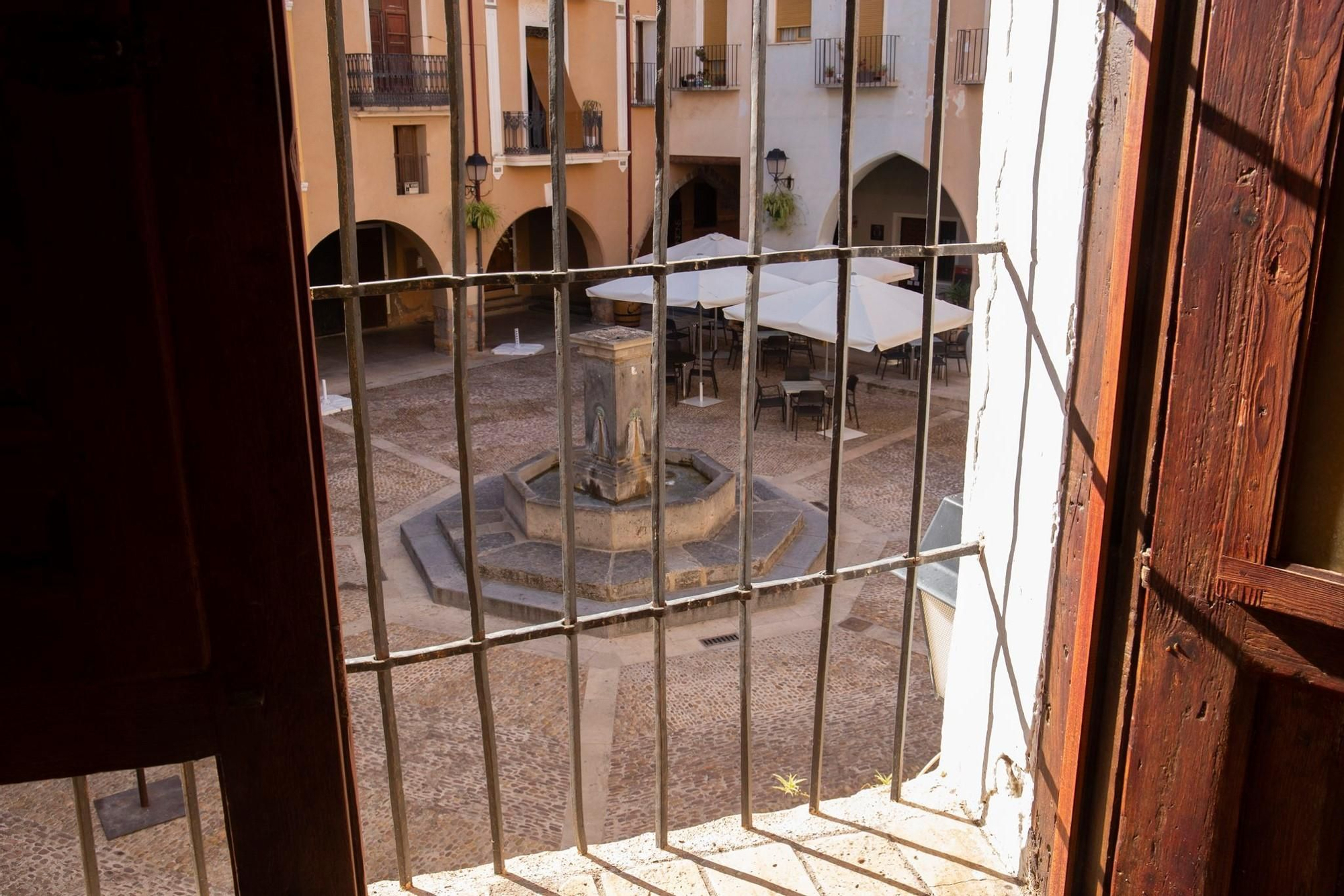 La antigua cárcel está ubicada en una plaza estratégica como la Font de Dins.