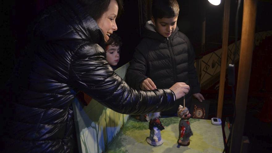 Una familia realizando una felicitación navideña. | E. P.