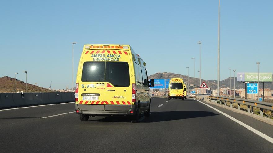 Una ambulancia, camino al hospital.