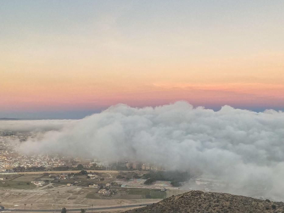 Un manto de niebla toma Cartagena