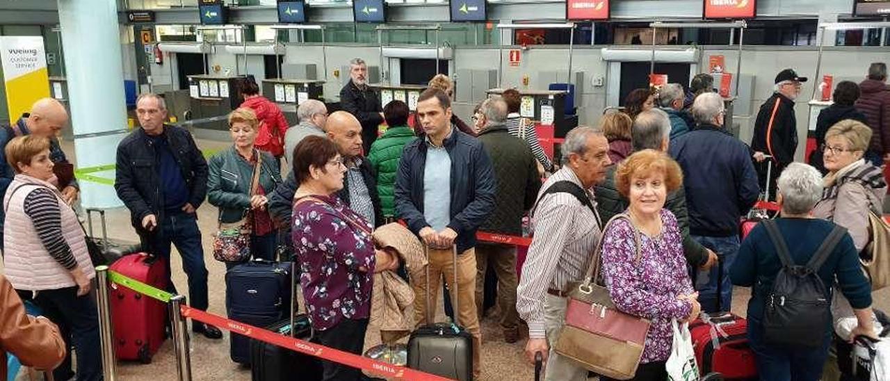 Beneficiarios del programa del Imserso, en la terminal de pasajeros de Peinador. // Marta G. Brea