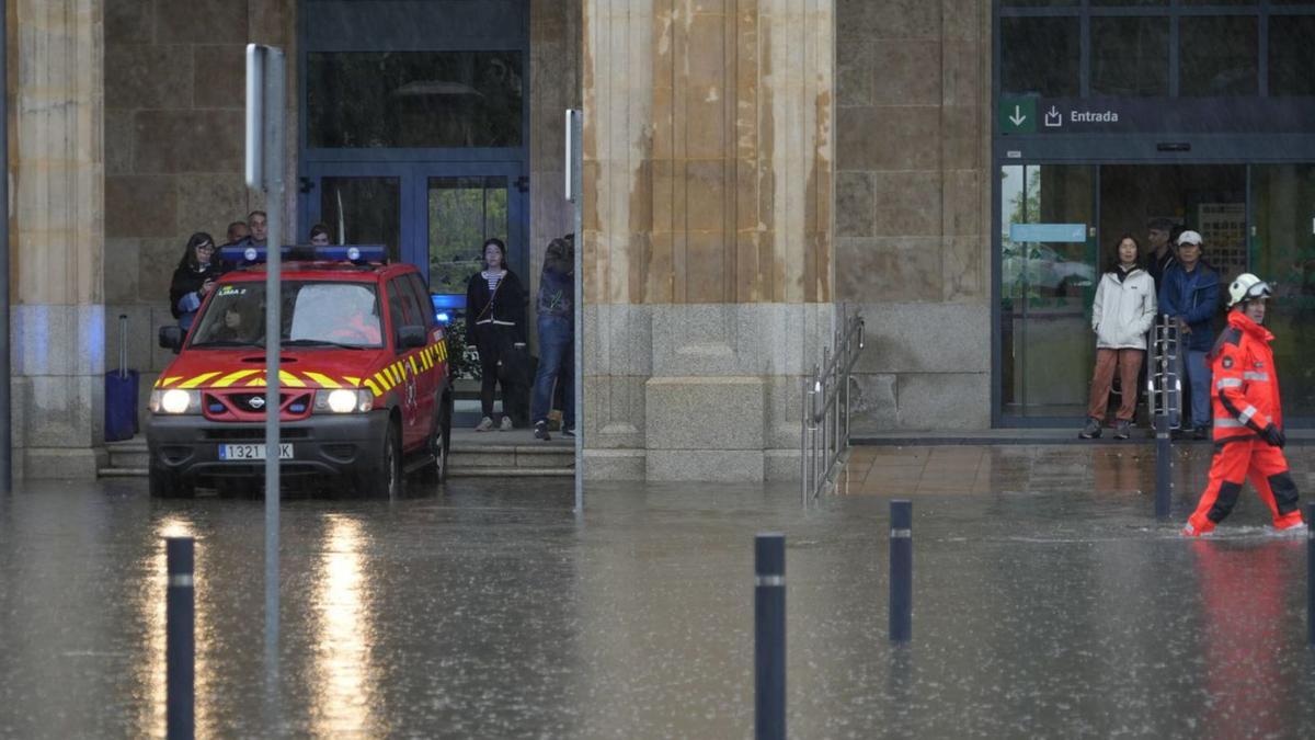 Entrada a la estación de tren de Zamora anegada por la fuerte tromba de agua.