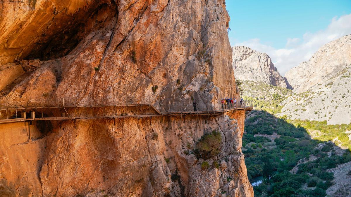 Paso aéreos, barandillas y pasos colgantes en el Caminito del Rey.