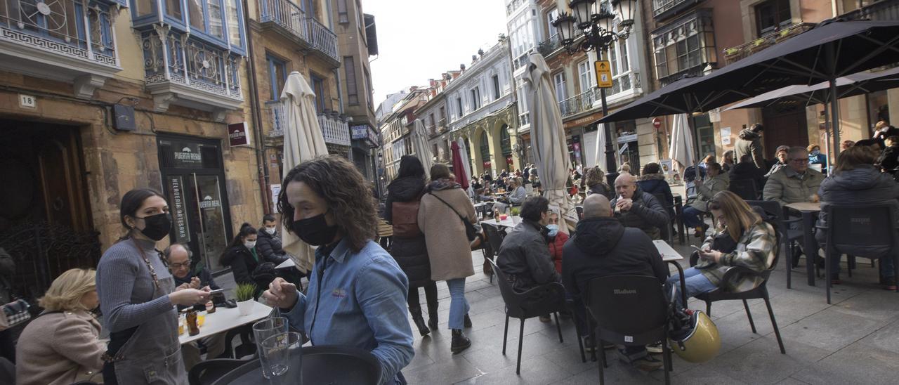 Terrazas hosteleras entre las calles Cimadevilla y San Antonio.